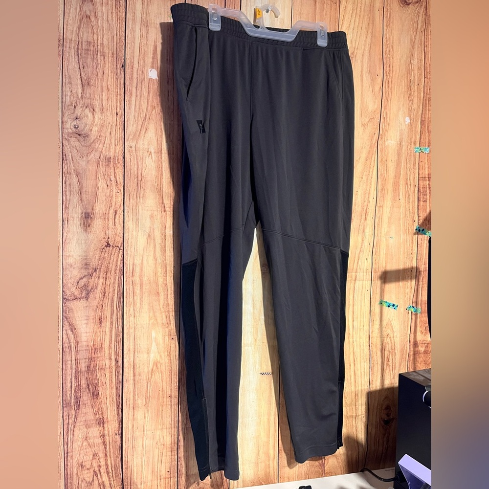 Men’s Fitted Under Armour Sweat Pants Gray Like New